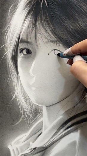 Perfect drawing cannot be without light! #drawing #charcoaldrawing #portraitdrawing #charcoalshading