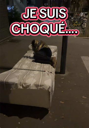 Je me balader tranquillement dans le quartier de la caserne de Beaune pour rentrer à la maison après mon entraînement de boxe lorsque je tombe devant un canapé abandonné dans la rue avec une personne en train de dormir dessus, c’est hallucinant. Bienvenue à Grenoble, la ville de tous les possibles. #grenoble #pourtoi #pourtapage #fyp #fip