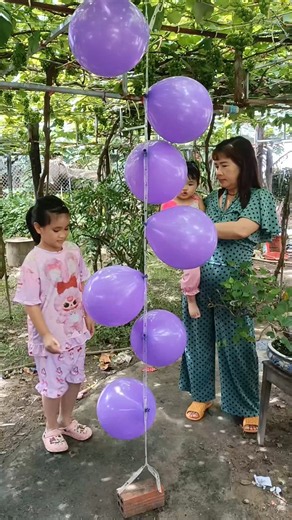 Thảo Nhi chơi bong bóng - Baby Nhi is playing with balloon #bongbóng #balloon #cute #babycute