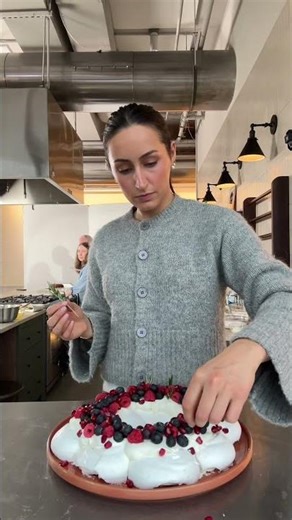 Holiday Pavlova Wreath