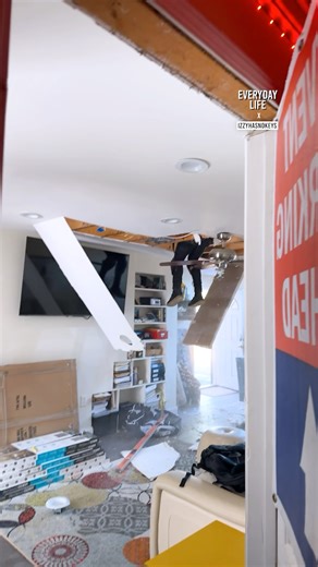 The way his legs are just dangling 😭😂 | Memezar