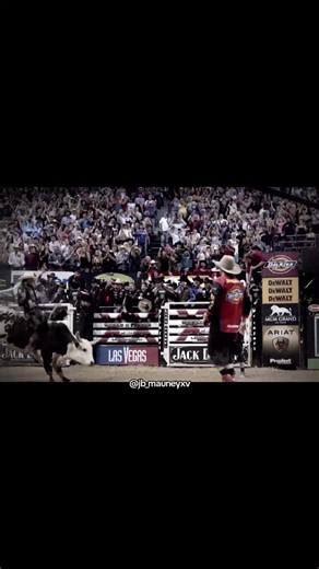 🇺🇸 JB MAUNEY VS AIR TIME 🐂 . . . . . #USABULLRIDER . #jbmauneyprime . #airtime . #pbrbull . #Monsterd