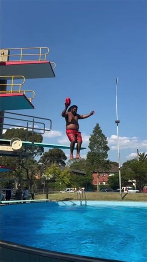 Swimming pool mai ye jumping ben hai