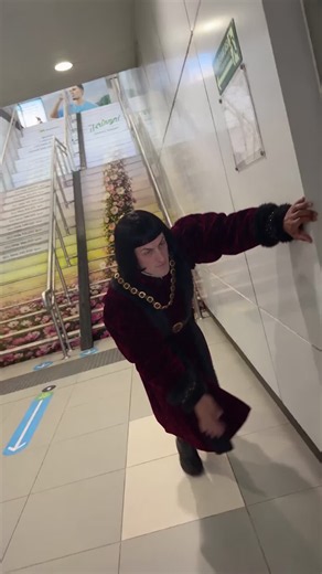 Lord Farquaad Hallway Walk: The Iconic 'Dame Hombro' Scene