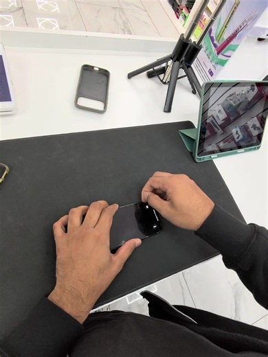iPhone 17 Pro Max screen protector and anti-shock case review