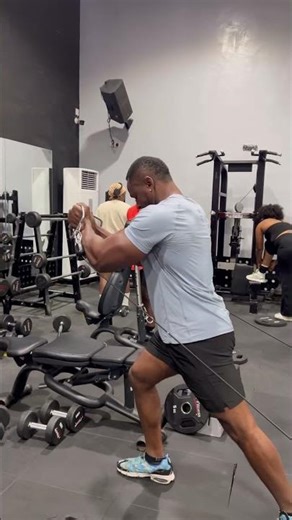 Chest on fire 🔥 Cable flys for that clean, controlled squeeze. Build shape, not just size.