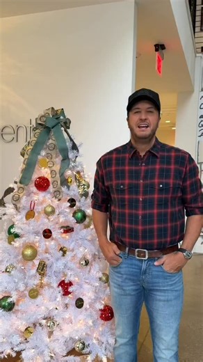 Word on the street is Santa’s coming to town tonight! Hope y’all have a Merry Christmas | Luke Bryan