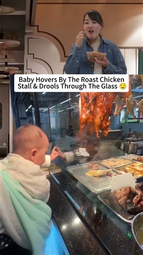 Baby Hovers By The Roast Chicken Stall & Drools Through The Glass 🤤 / 아기 구운닭 가게 앞서 유리 너머로 침 흘리며 탐내