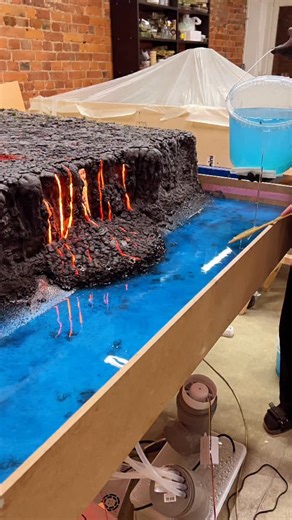 We’re putting the final touches on our Hawaiʻi Volcanoes National Park scale model. This place is one of the most powerful landscapes on Earth — where nature is constantly changing its own shape. Volcanic activity here shows itself in many forms: geysers, flowing lava, underground lava tubes, steaming thermal fields, crater pits, black sand beaches, and countless other natural phenomena. Our goal with this model was not just to copy the landscape, but to capture its energy. We worked with textur