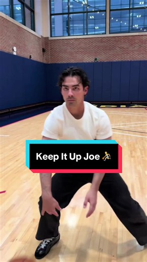 A man of many talents 👀 (🎥: @joejonas) #JoeJonas #NBA #basketball #JonasBrothers
