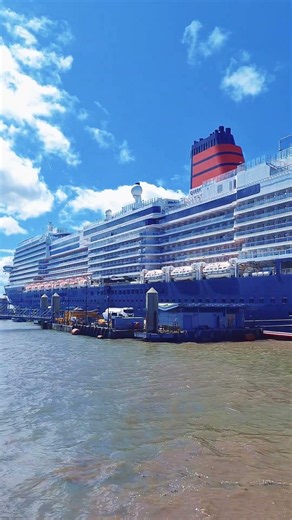 Pure maritime elegance: Queen Anne's aft view