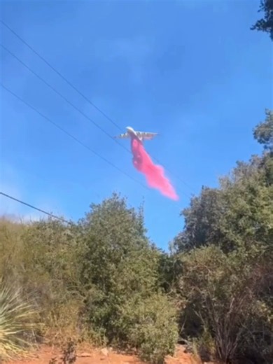 🔥 CALIFORNIA WILDFIRE: Evacuation orders remain in place in parts of Santa Clarita as crews continue to tackle the Bouquet Fire, burning northern Los Angeles County. Another day of near-triple-digit heat is forecast. Watch FOX Weather for full coverage of the Western heat wave: #california #wildfire #bouquetfire #santaclarita #socal #losangeles