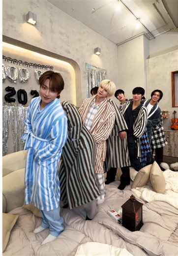 2026년으로 뚜벅뚜벅👞 #ATEEZ #에이티즈 | Ateez_official_