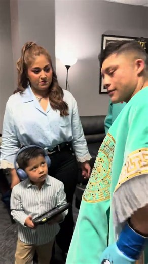 Final hugs, blessings, and robe on. Isaac "Pitbull" Cruz is officially fight-ready. 🇲🇽🥊