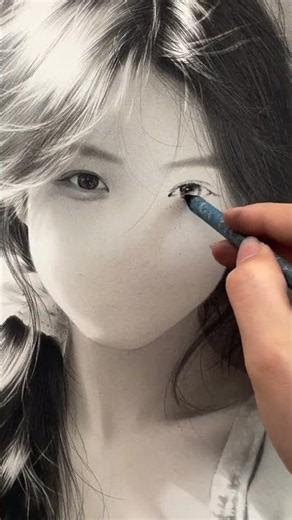 Perfect drawing cannot be without light! #drawing #charcoaldrawing #portraitdrawing #charcoalshading