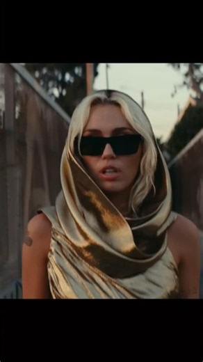 Miley Cyrus sings her emotional song Flowers pt1