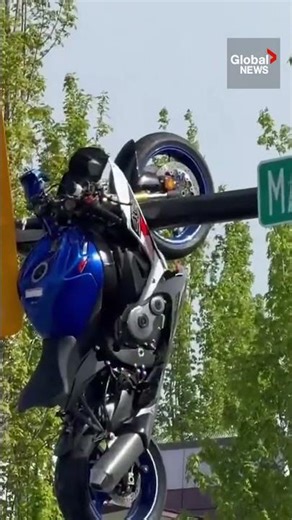 Motorcycle seen hanging from traffic light after crash south of Vancouver 🚦