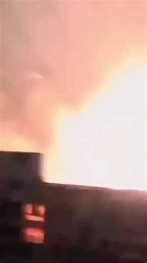 A US attack helicopter, possibly a Marine Corps AH-1Z (Zulu Cobra) from its silhouette in another video, engaging a Venezuelan military installation in Caracas while operating at low altitude. | Philippines Defense Forces Forum