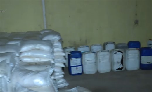 Mozambique police seize 10 t of acid and 2,000 L of liquid precursor in alleged Sinaloa Cartel drug case — Watch