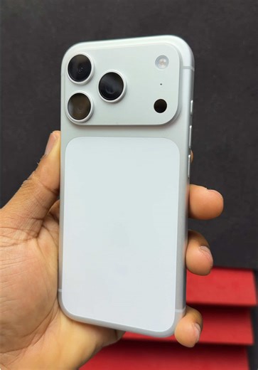 Comparing iPhone 17 Pro Silver Design with iPhone 17