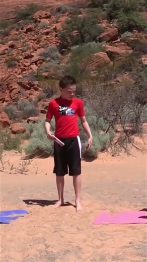 Crianças tentam a pose mais difícil do deserto #yoga #desafio