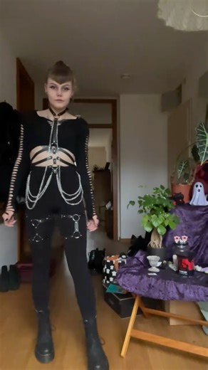 𝔈𝔪𝔦🦇🕸️ on Instagram: "since my Monster High Skullector Doll finally arrived (a few weeks ago) I really wanted to create a Xenomorph inspired fit. Are you an Alien-Fan too?🖤🦇 #gothgirl #alien #xenomorph #grwm #scifi"