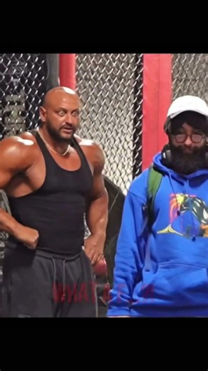 Anatoly pranking pro bodybuilders in gym🏋🏻💪🏻😱 #anatoly #bodybuilding #anatolygymprank #prank