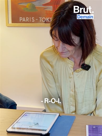 “Maintenant je dis que j’ai une aphasie. Avant, je ne voulais pas.” BRUT. DEMAIN — Depuis 6 ans, Christine souffre d'aphasie, un trouble de la capacité à s'exprimer ou comprendre le langage écrit et parlé. Nous l'avons rencontrée lors de l'une de ses trois séances hebdomadaires chez l'orthophoniste. Chaque année, 40 000 nouveaux cas sont recensés mais beaucoup de patients doivent attendre longtemps avant de commencer une rééducation, souvent à cause du manque de professionnels. C'est pourquoi Pi