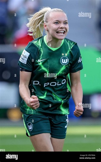 Goal scorer Anny Kerim-Lindland (Wolfsburg, 38) with goal celebration, celebration, cheering, jubilant, game scene, highlight, joy over the goal [goal] to 2:1, THE DFB REGULATIONS PROHIBIT ANY USE OF PHOTOGRAPHS AS SEQUENCE IMAGES AND/OR VIDEO-LIKE PHOTO S Stock Photo - Alamy