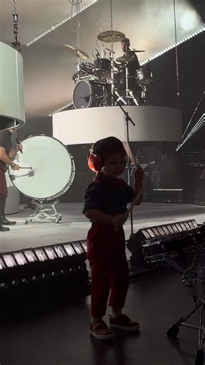 🥁 This 3-year-old just made Grand Ole Opry history! Remi Steinert overcame heart surgery as a newborn and is now the youngest musician to ever perform at the iconic venue. What do you think of his incredible journey? | KMTV 3 News Now