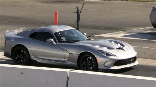 Dodge Viper vs. Dodge Challenger SRT Hellcat (wheels)