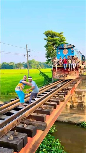 একজন অসহায় মানুষ হঠাৎ দেখল ট্রেন 🚇😬#Train #sad #viral #funny #comedy #shorts #vlog #love #cartoon