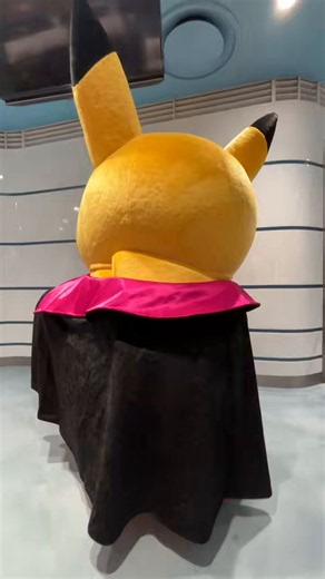 タブンね on X: "2週間早めの「トリックオアトリート」🎃 #ポケモンセンターヨコハマ でハロウィンスタイル(マント着用)の #ピカチュウ グリーティング開催チュウ⚡️ 10/17・18の週末のほか月末10/31のハロウィンの日も会いに行こうね❣️ #ポケモン そごう横浜店8Fは現在改装工事中のためシャッター封鎖されていたよ🚧" / X