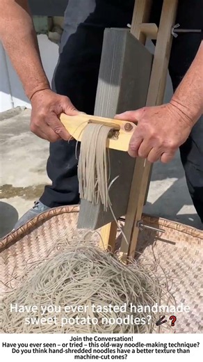Hand‑Shredding Sweet Potato Starch into Noodles – A Traditional Kitchen Craft 🍠🍜