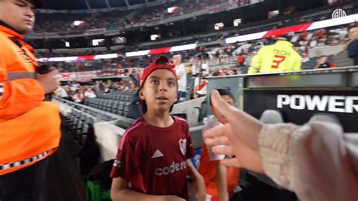 ⚪🔴🥹 Este chico hincha de River no pudo contener las lágrimas al estar en el Monumental y, para cerrar con broche de oro, abrazar a Santiago Beltrán.📹 River