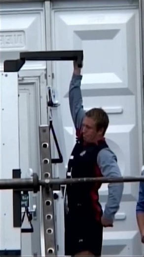 Jonny Wilkinson’s one-handed pull-ups 💪 #EnglandRugby #Rugby