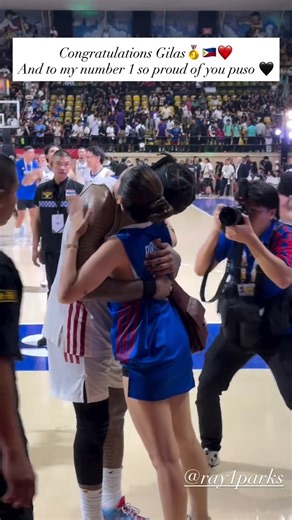 CELEBRATING GOLD TOGETHER 🇵🇭✨ WATCH: Bobby Ray Parks Jr. of Gilas Pilipinas shared a heartfelt embrace and kiss with wife Zeinab Harake moments after Gilas Pilipinas outlasted host Thailand, 70–64, to capture the gold medal in men’s basketball at the 2025 SEA Games. Follow #GMASports for more #SEAGames2025 updates. 🎥: Zeinab Harake / Instagram | GMA News