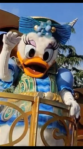 Meet the Stars of the Parade Float ✨🎭 | Disneyland Paris Parade POV #ramapov