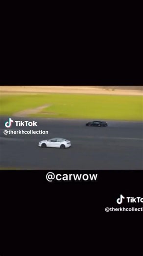 Bugatti Chiron Super Sport vs Tesla Plaid Drag Race (carwow)