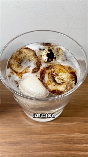 鸡蛋的蛋壳没有完全溶解完。。再泡一天的醋看看吧‼️ #玩个很新的东西 #科学实验 #鸡蛋 #醋