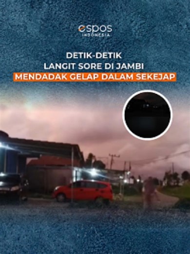 Warga Kabupaten Kerinci, Provinsi Jambi, dibuat terpana sekaligus cemas oleh fenomena alam langka yang terjadi pada 1 Desember 2025. Momen tak biasa itu terekam kamera warga dan dengan cepat menyebar luas di media sosial. Tampak dalam video langit langit tiba-tiba memancarkan kilatan cahaya, lalu dalam hitungan detik berubah menjadi gelap gulita, seolah malam datang lebih cepat. Perubahan ekstrem tersebut sontak membuat warga sekitar heboh. Menanggapi viralnya peristiwa tersebut, Kepala BMKG Sta