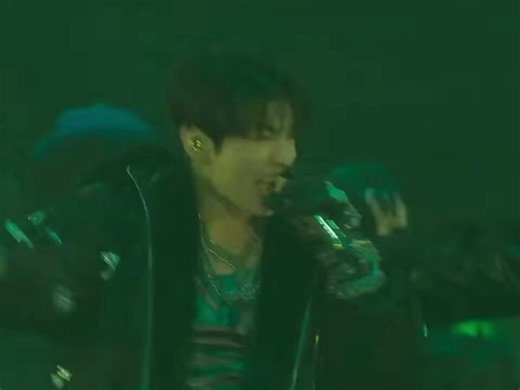 i might have a new obsession and it’s Aliens live, but specifically all seven of them completely OWNING the stage during the “heot-dul” part. incredibly powerful staging too, i need to see the full performance from the crowd’s perspective