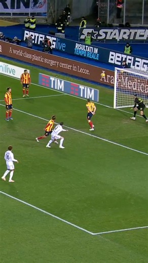 WHAT A VOLLEY FROM VLAHOVIĆ! 🤯