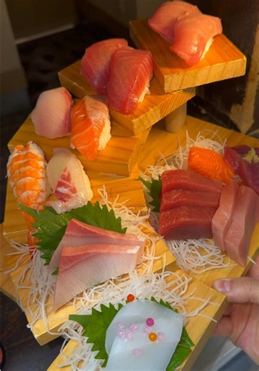 🍣🐟 寿司と刺身の贅沢盛り❗️ お寿司もお刺身も、どっちも楽しみたい！ そんな方にぴったりの贅沢な一皿🤤💕 #足利グルメ #栃木グルメ #関東グルメ #sushi