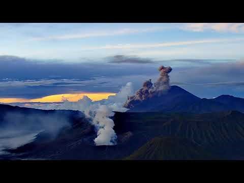 Bromo Side: Huge Semeru Pyroclastic Flow Races to the Base of Semeru Volcano (Mar 20, 2026)