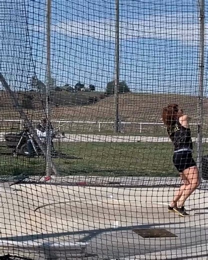 46-year-old Melina Robert-Michon 🇫🇷 throws 64.63m in the Discus in Ramona!😳A women's age 45+ Masters World Record.