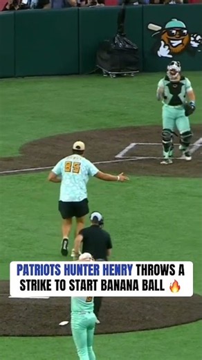 Hunter Henry representing the Patriots at Banana Ball in Gillette Stadium 🏟️🏈