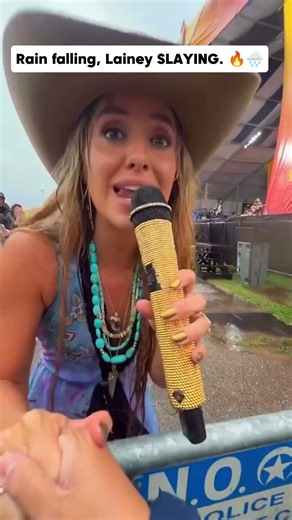 Lainey Wilson Turned a Rainy Night Into a Whole Vibe 🌧️🔥#LaineyWilson #CountryMusic #CountryConcert