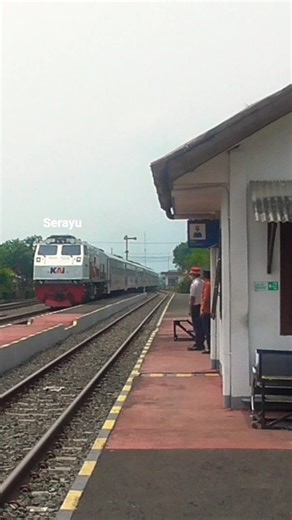 Kereta Api Indonesia Raya Serayu Menuju Stasiun Cipeundeuy
