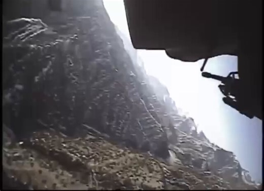 🇺🇸 🇦🇫 2007 footage of an American Apache engaging Taliban positions in Afghanistan